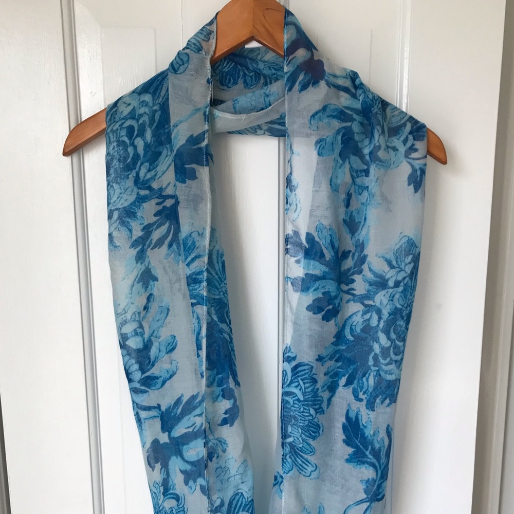 Lightweight infinity scarf